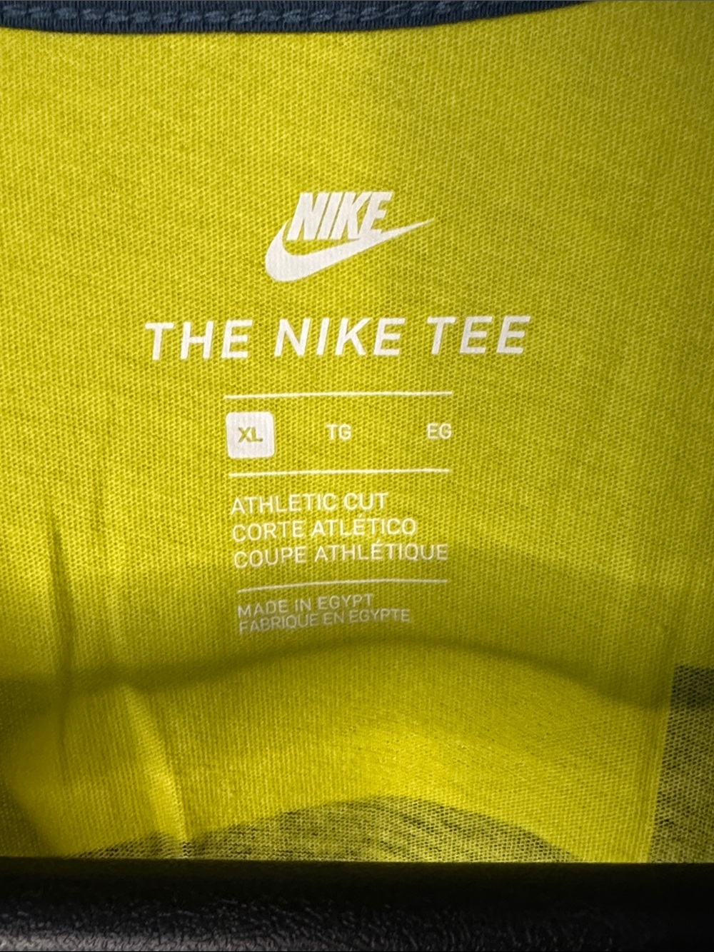 Nike Large Graphic 'Just Do It' Tee in Charcoal with Neon Yellow - Picture 3 of 3
